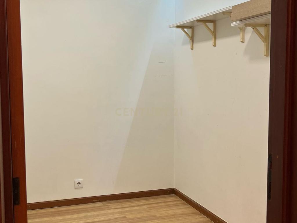 Apartamento T1+1 com Varanda na Maia, Porto - Image 3