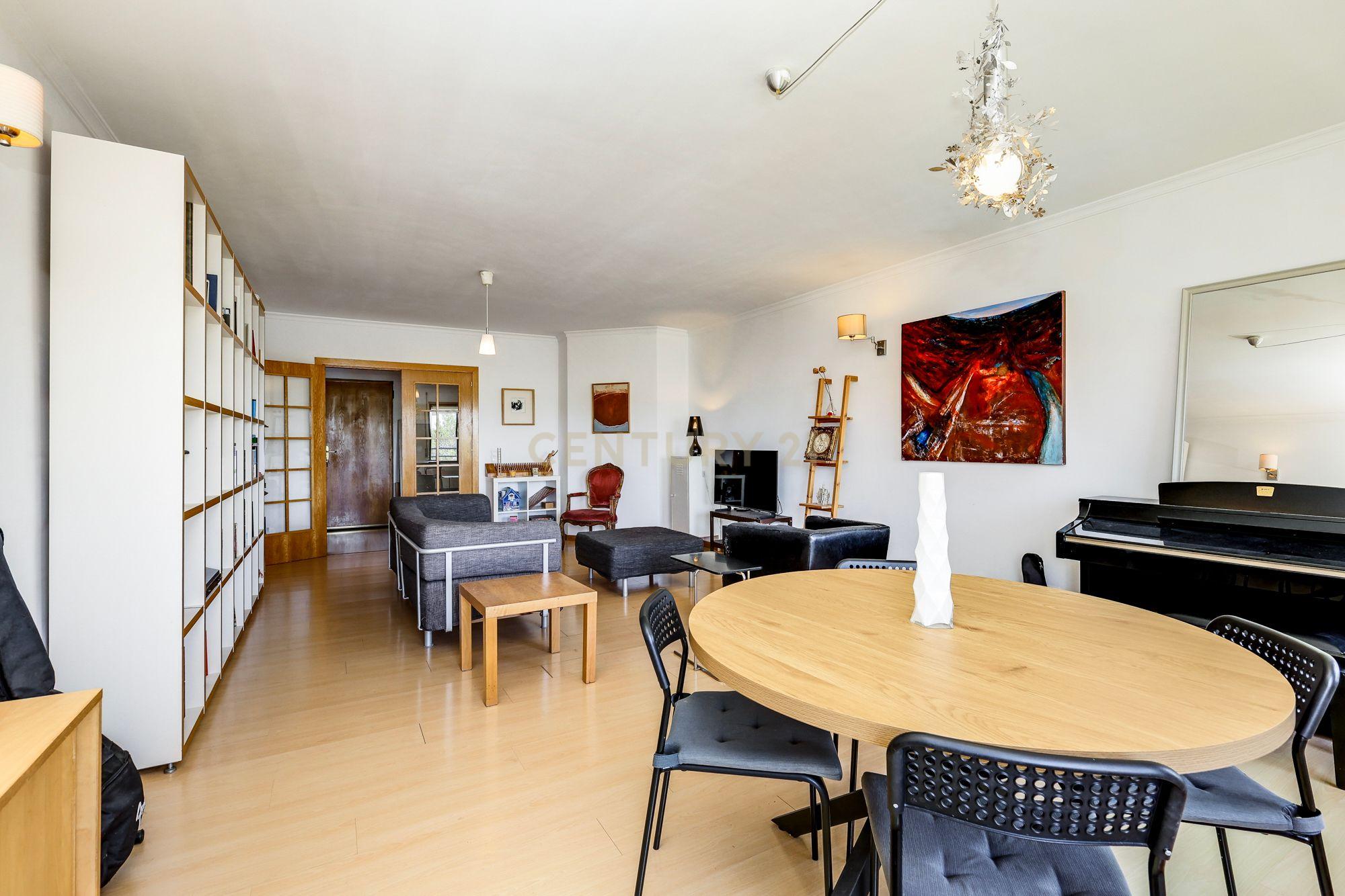 Fotografia 8 de T2 COM VARANDAS VISTA JARDIM E PISCINA - CONDOMINIO FECHADO NO ESTORIL