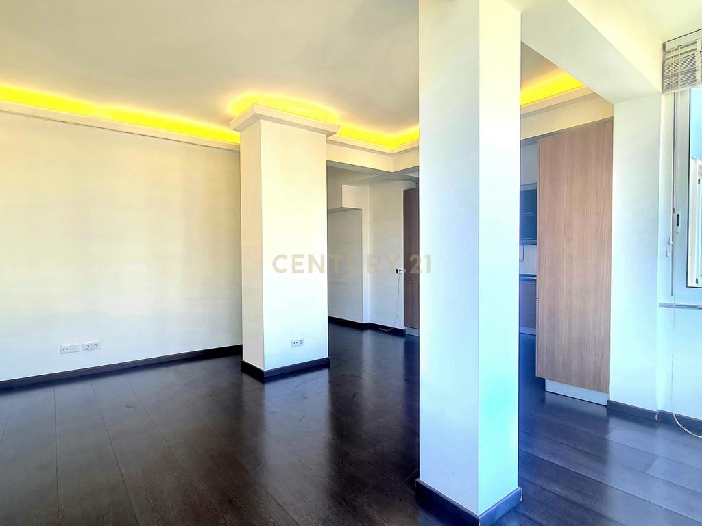 Apartamento Renovado T2 em Santa Clara, Lisboa - Image 3
