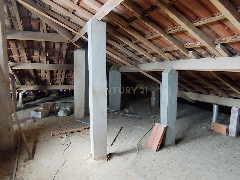 Oportunidade Única, Sótão de 84m² para Recuperação - Image 10