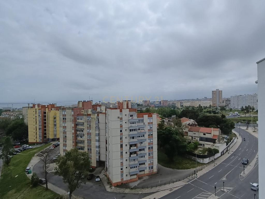 Apartamento 4 assoalhadas (T3) nos Olivais. Conforto e conveniência no coração da cidade - Image 2