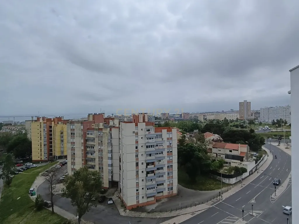 Apartamento 4 assoalhadas (T3) nos Olivais. Conforto e conveniência no coração da cidade - Image 2