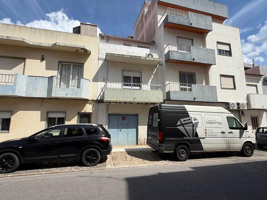 Moradia T2 + 1 no Centro de Portimão | Garagem 55 m² | Potencial + Proximidade às Praias - Image 58