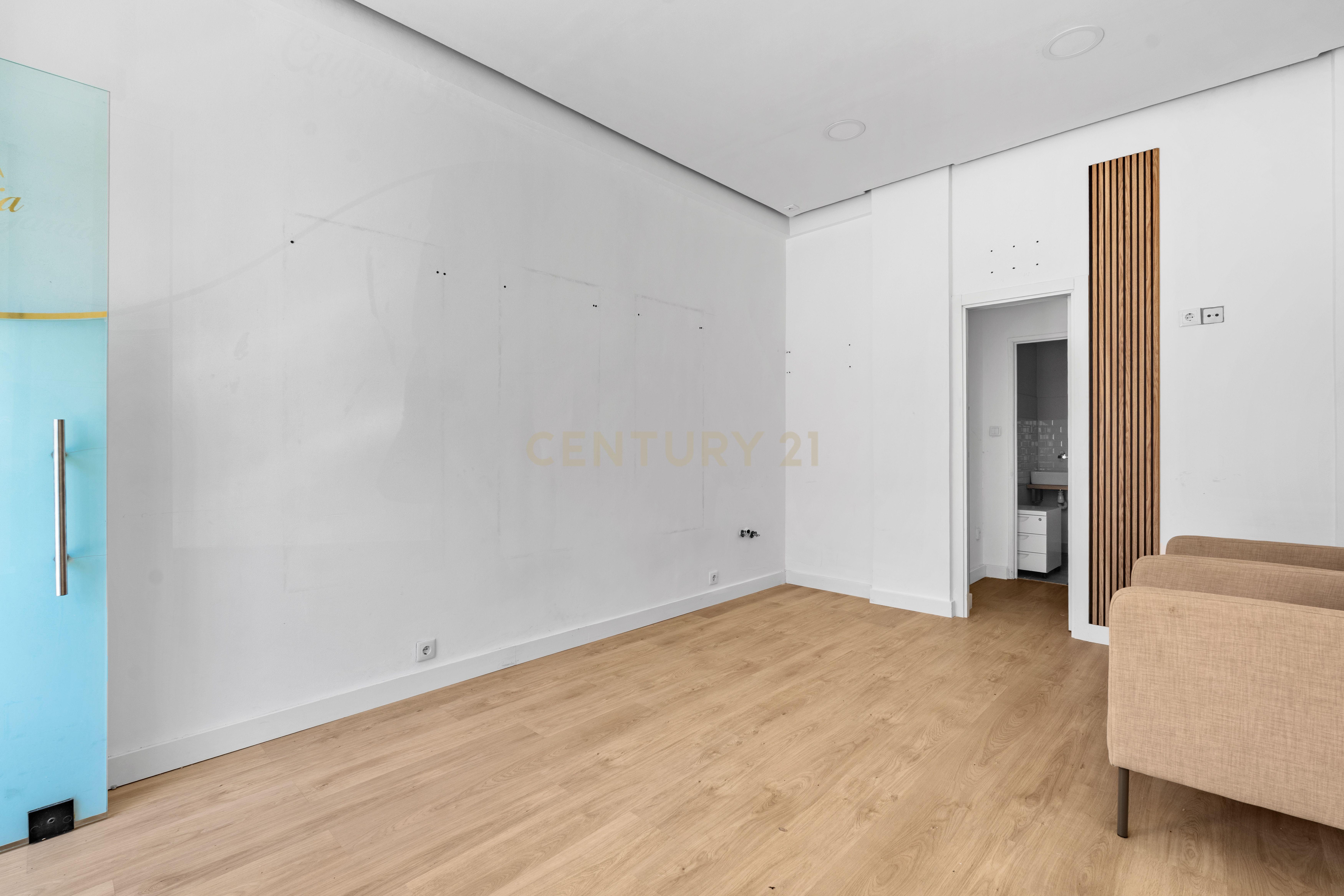 Fotografia 9 de Loja renovada com montra no Cacém