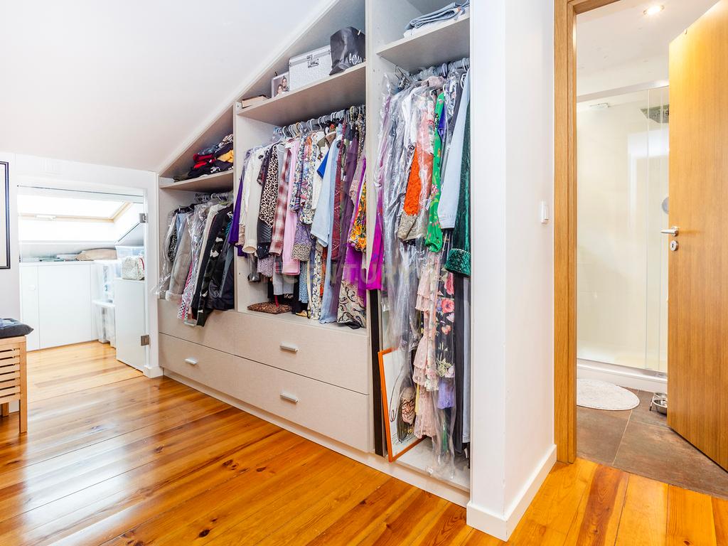 Apartamento T4 Duplex Renovado em Arroios, Lisboa - Image 17