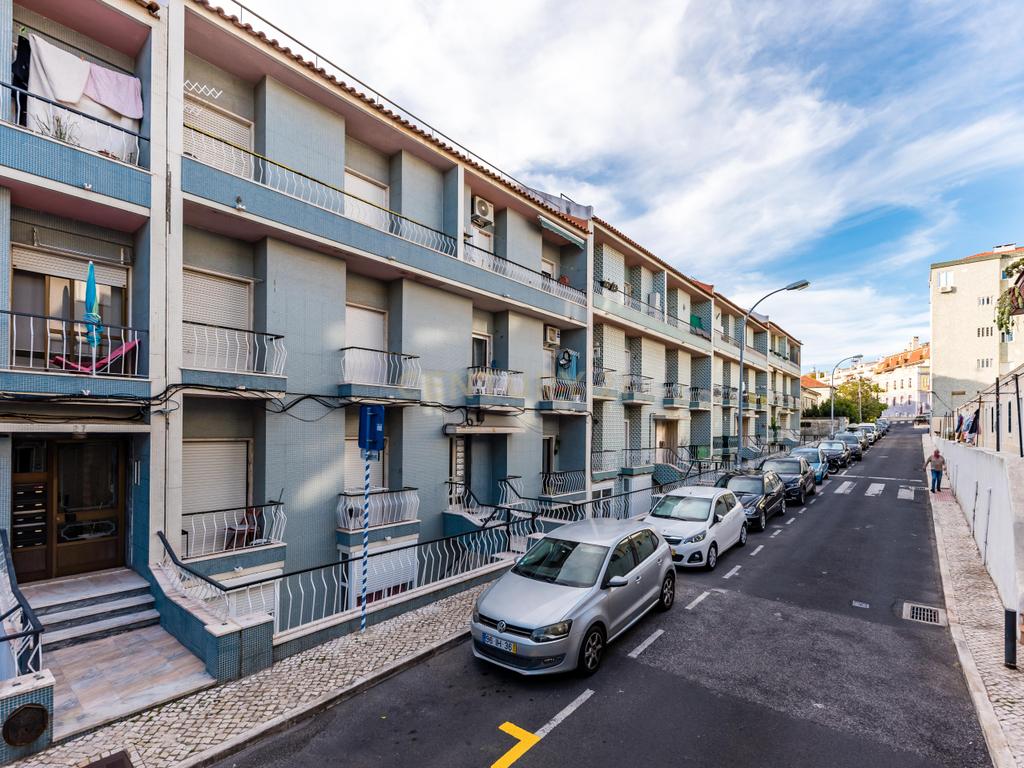 Apartamento T2 em Linda-a-Velha – Remodelado com Terraço e Excelente Localização - Image 24