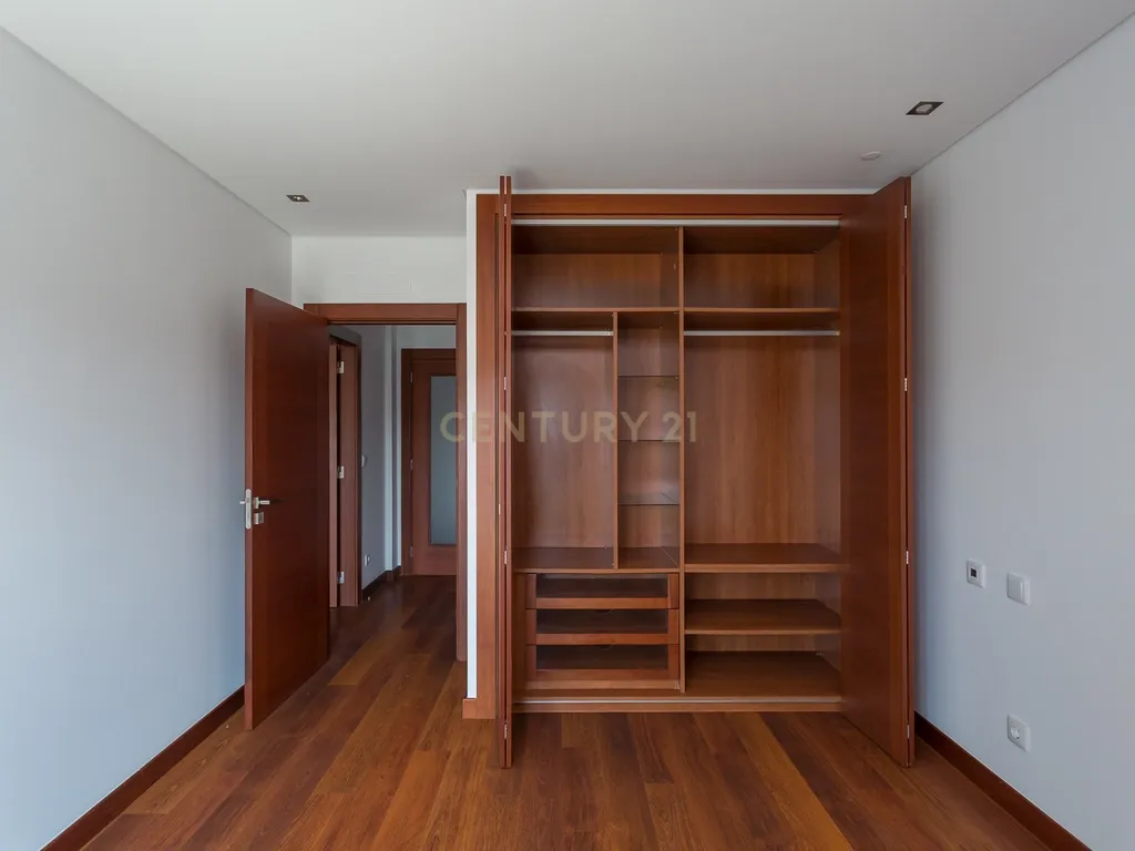 Apartamento T2 num condomínio com Vista Panorâmica em Odivelas, Famões - Image 24