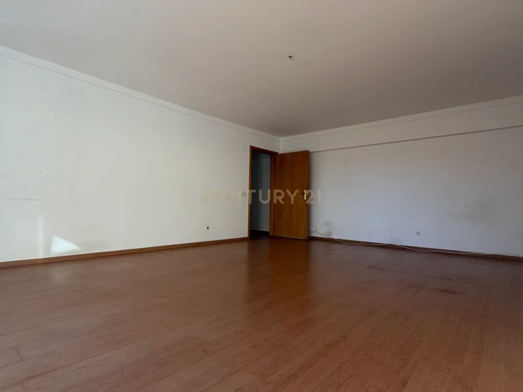 Apartamento T3 com Três Lugares de Estacionamento e Arrecadação, em Setúbal - Image 3