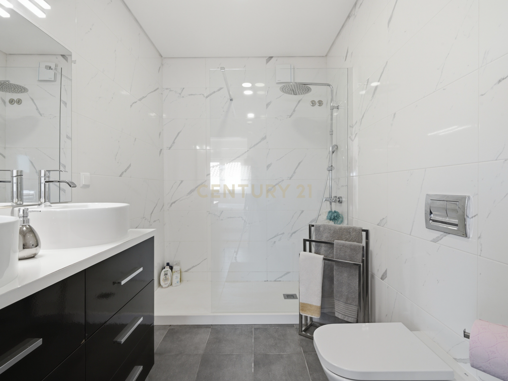 Moradia Isolada com Piscina em Lote de 908 m² | Sala Ampla | Jardim e Vista Desafogada -Mafra - Image 30