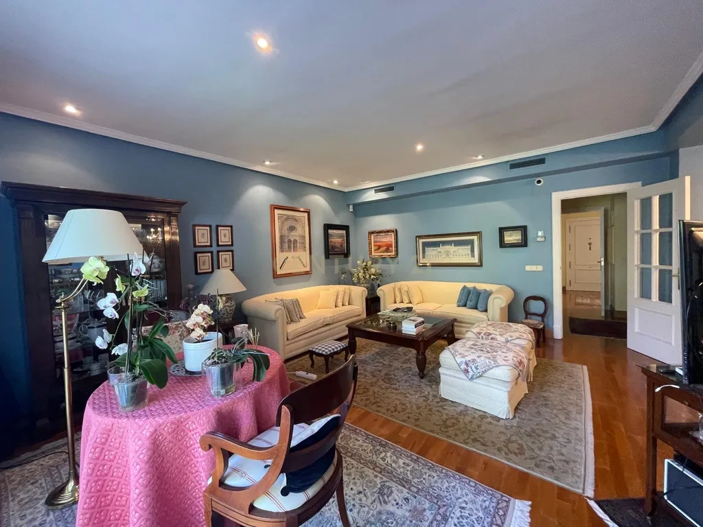 Luxuosa Moradia Renovada em Madrid com Vista para a Cidade - Image 16