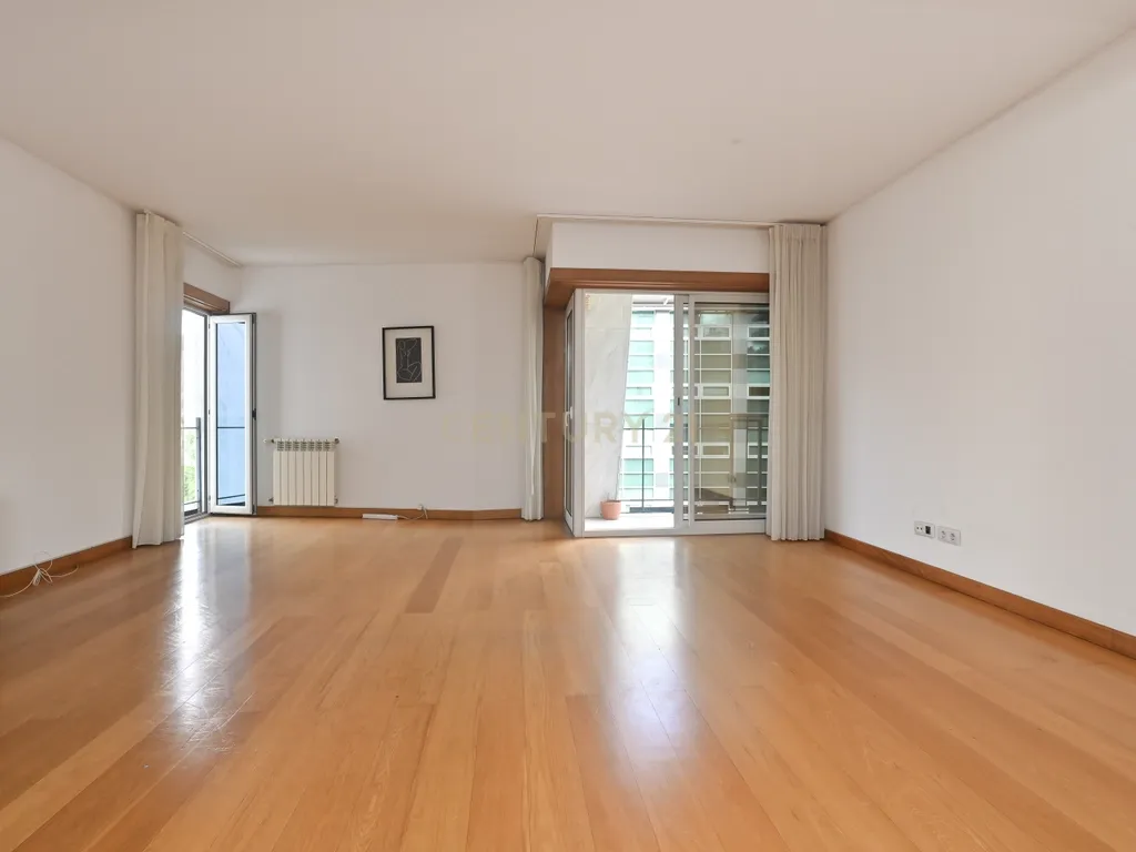 T2 com garagem, para arrendar - Av. Infante Santo (Lisboa) - Image 2