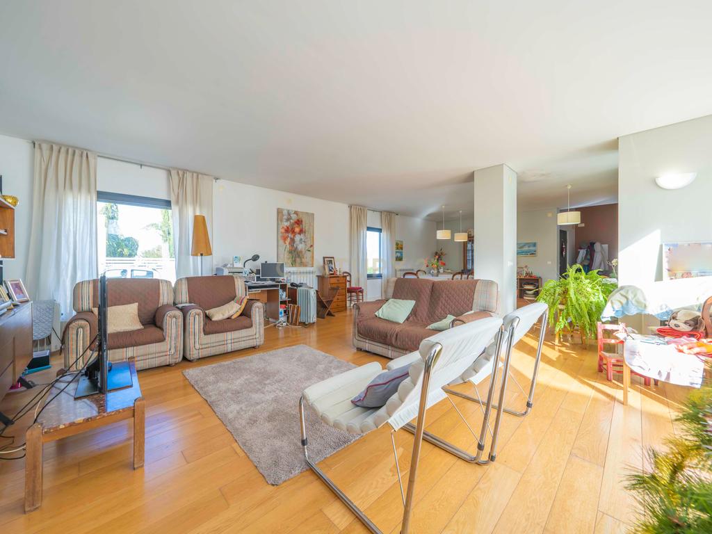 Moradia T5 Isolada, com Dois Pisos, Elevador e Terraço, com 800m2 de Terreno , na Quinta do Anjo, Palmela - Image 4