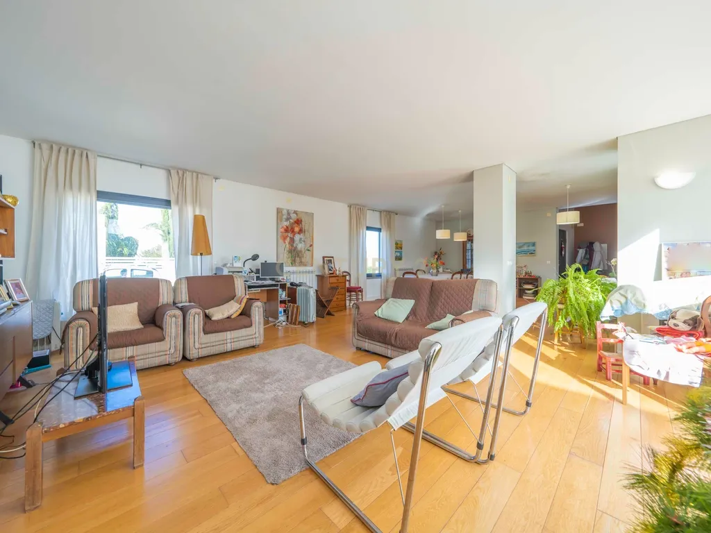 Moradia T5 Isolada, com Dois Pisos, Elevador e Terraço, com 800m2 de Terreno , na Quinta do Anjo, Palmela - Image 4