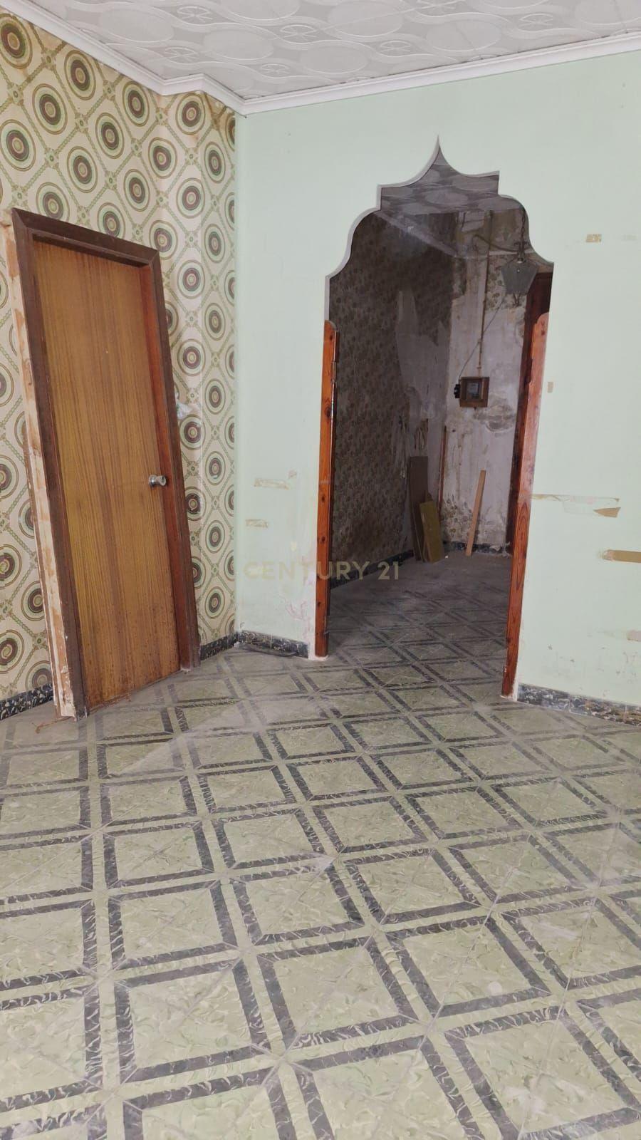 Moradia original para renovar em Benetússer – Localização privilegiada e sem risco de inundação! - Image 7
