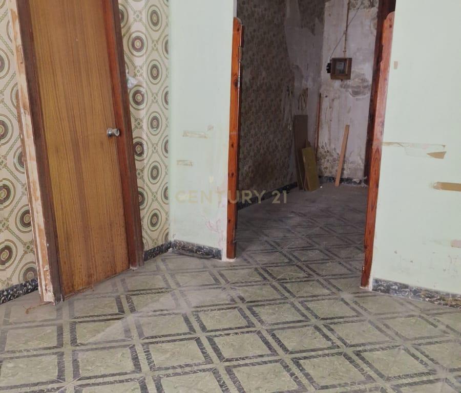 Moradia original para renovar em Benetússer – Localização privilegiada e sem risco de inundação! - Image 7