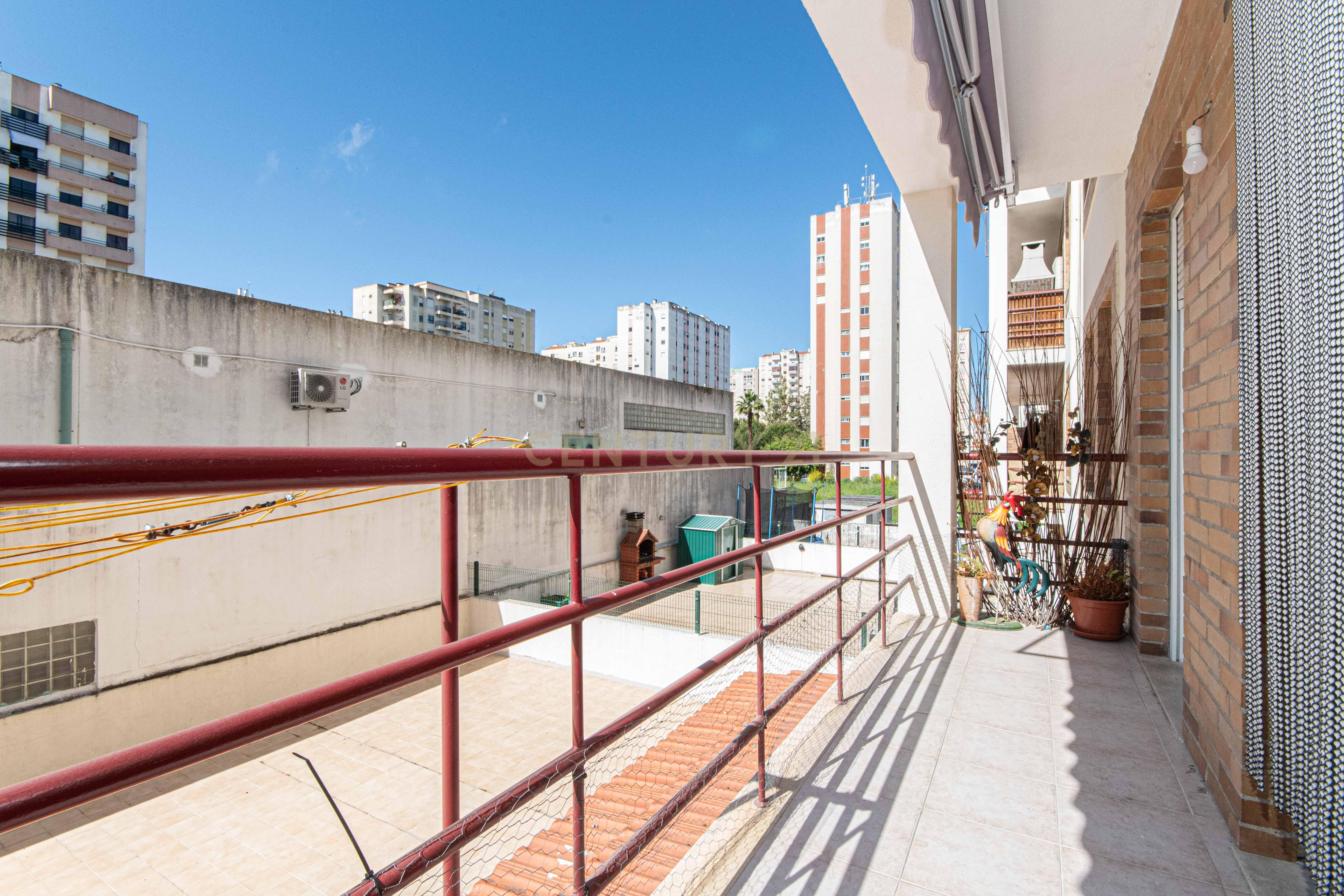 Apartamento T3 à Venda no Edifício Palmeiras - Carregado - Image 11