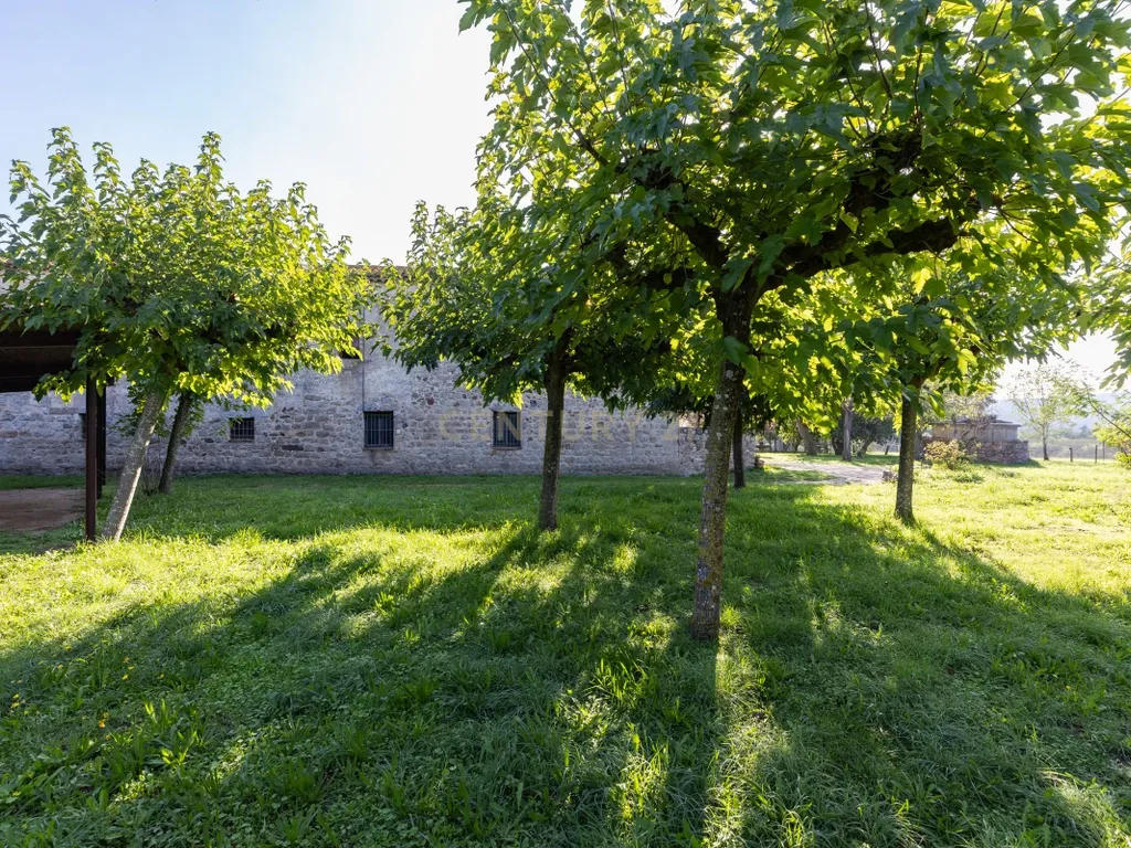 MASIA CATALANA EN VENDA A LLAGOSTERA – MÉS DE 7 HECTÀREES DE TERRENY, LLICÈNCIA TURÍSTICA, PISCINA I CAMP DE FUTBOL - Image 12