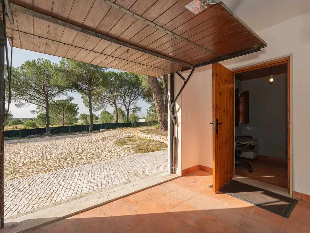 Fabulosa Quinta com lote de terreno de 22.381 m2, onde se encontra inserida uma moradia composta por dois pisos, com uma área bruta de 623 m2, uma área útil de 304 m2 e uma área bruta dependente de 319 m2, localizada em Santo Isidro de Pegões, na zona de Pegões, a pouca distância das belas praias de Setúbal. - Image 88
