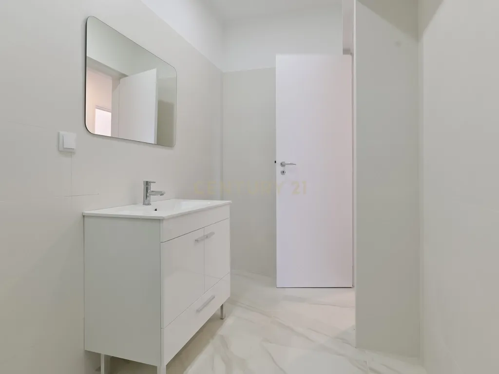 * RESERVADO * Apartamento T2 renovado para arrendamento em São Domingos de Benfica, Lisboa - Image 13