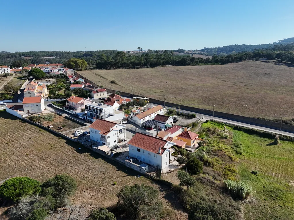 Moradia T7 de dois pisos com garagem, jardim e anexos | Terreno 894 m² na Paz em Mafra - Image 4