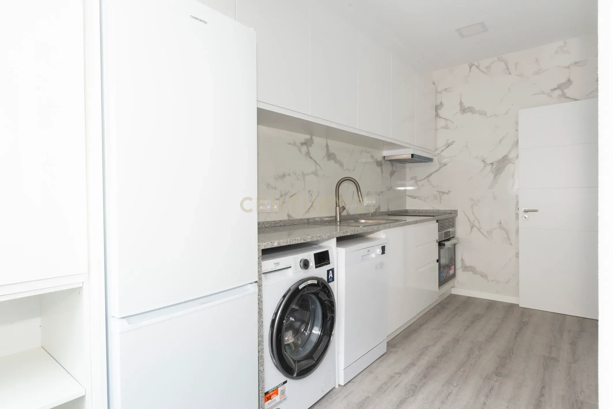 Fotografia 3 de T2 totalmente remodelado com cozinha independente no centro de almada