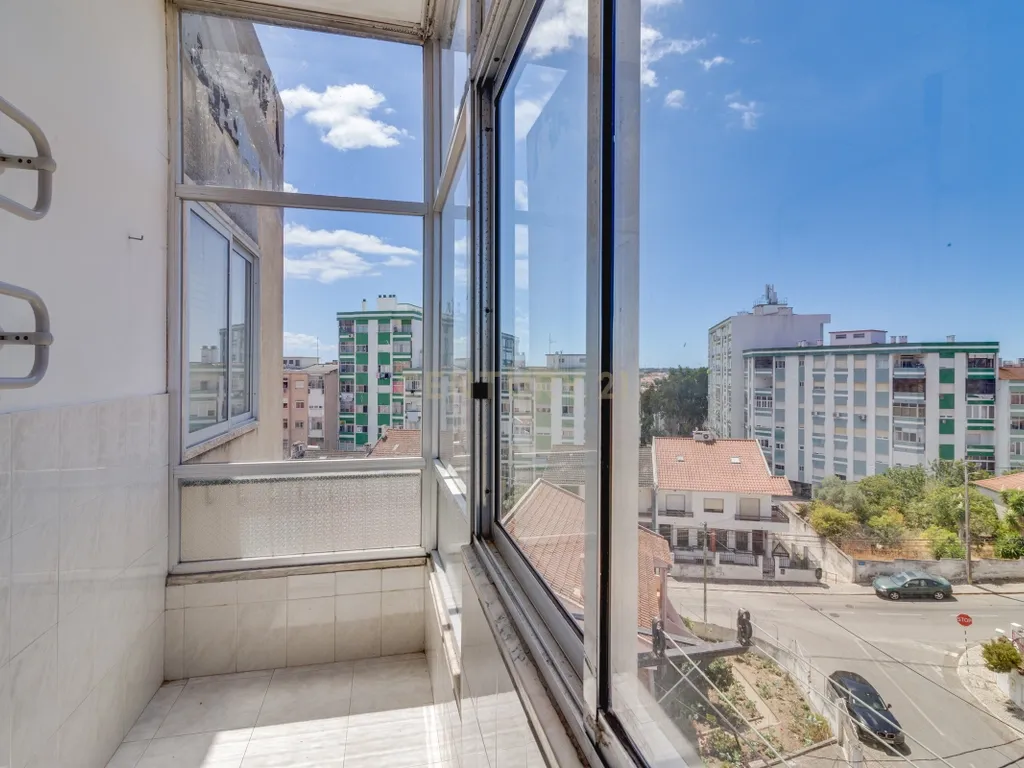 Apartamento T3 em Corroios com Varanda - Image 4
