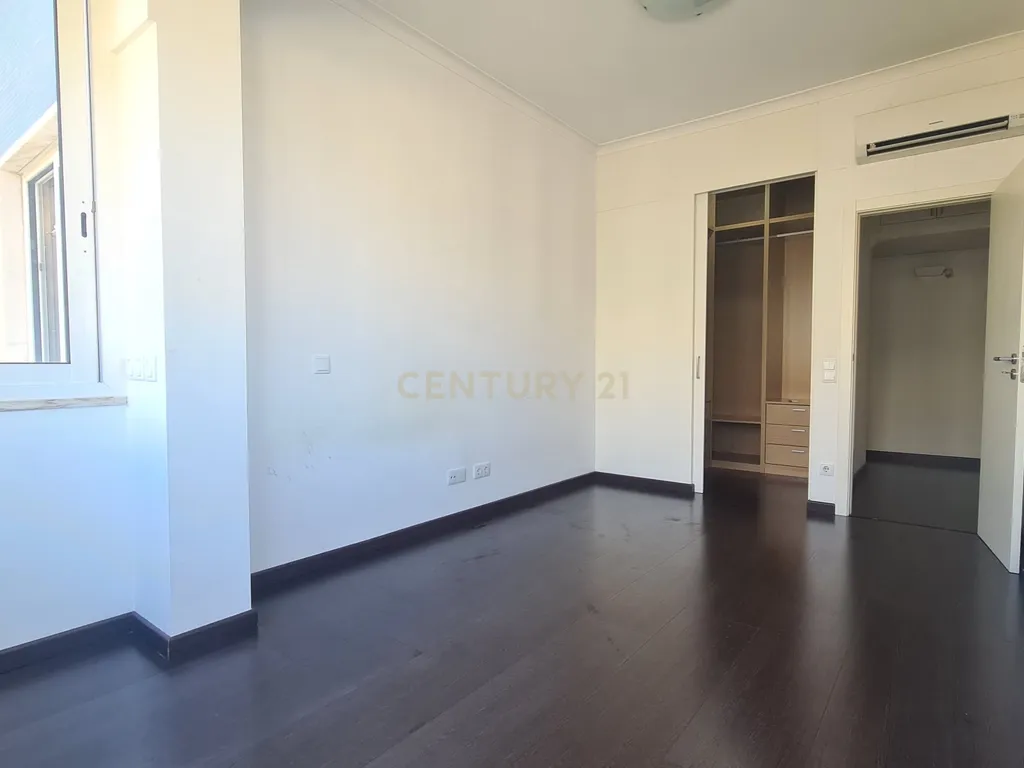 Apartamento Renovado T2 em Santa Clara, Lisboa - Image 19