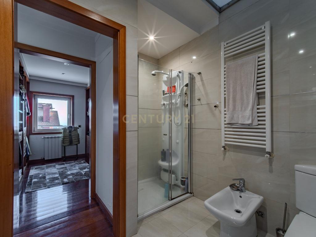 Moradia T3 de 3 frentes com 351 m², jardim e terraços | Baguim do Monte - Image 21