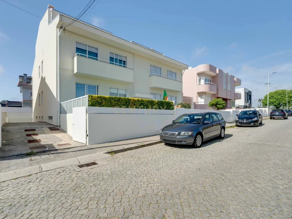 T2+2 Duplex c/ Sótão amplo (248m²) | S. Félix Marinha - Image 1