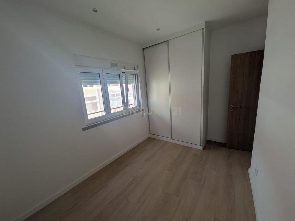 Apartamento T1 Remodelado no Centro da Amadora - Image 16