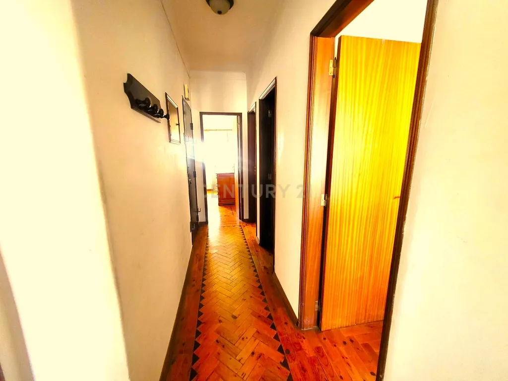 T2 com Varanda e Boas Áreas no Centro de Corroios - Image 9