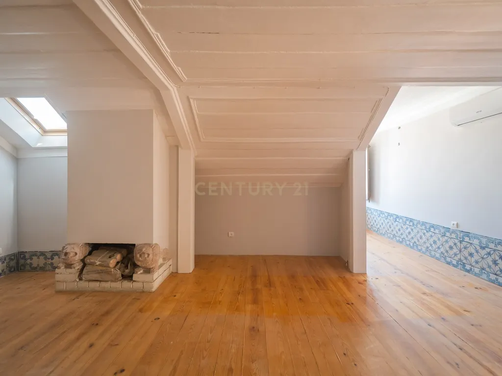 Excelente Apartamento T2 | Janelas Verdes - Image 2