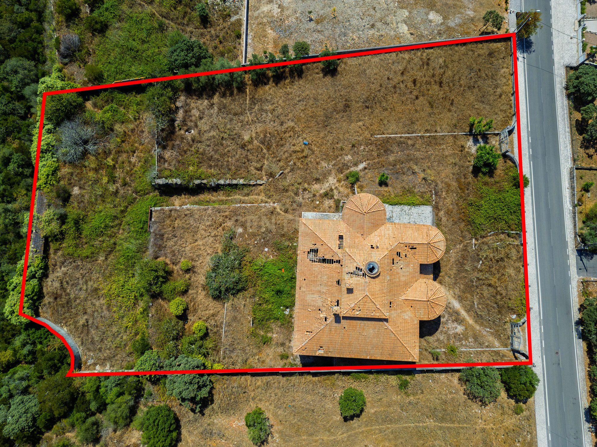 Fotografia 4 de Terreno com área  5.359m2  tendo uma construção inacabada e elevado potencial construtivo em Fátima