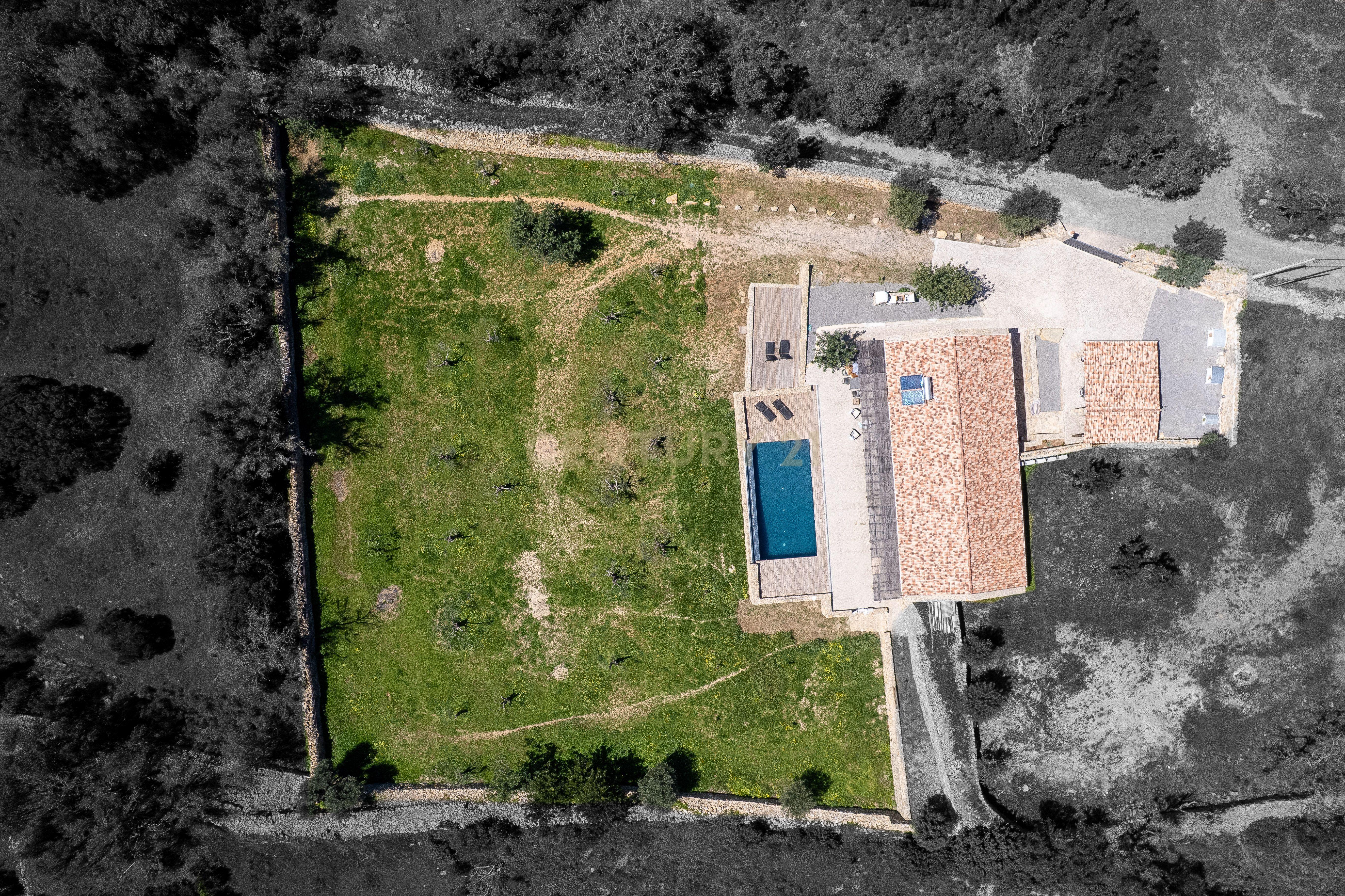 Fotografia 2 de Moradia T3 Térrea de Luxo com Piscina Infinita, Privacidade Total e Ambiente de Campo