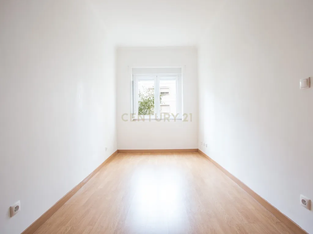 Apartamento T2 ,com suite, perto do metro do alto dos moinhos - Image 5