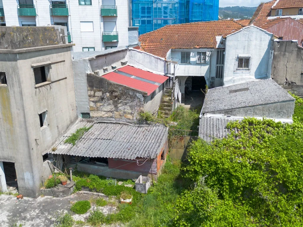 Prédio para reabilitação com terreno e viabilidade para construção na Venda Nova, em Rio Tinto - Image 32