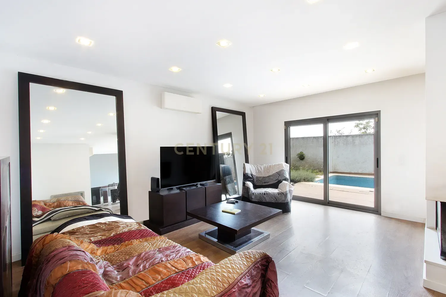 Fotografia 11 de Moradia Isolada T4 Moderna com Piscina Privada, Jardim e Garagem Ampla na Pontinha