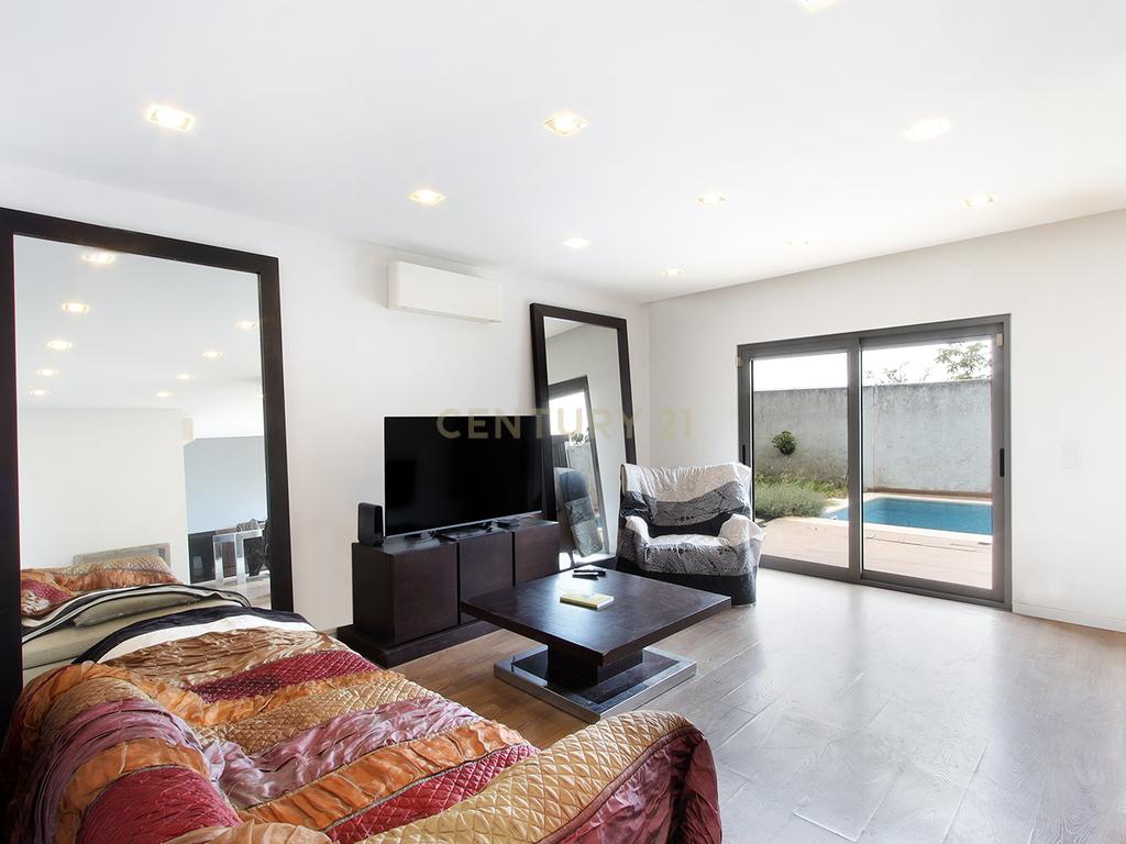 Moradia Isolada T4 Moderna com Piscina Privada, Jardim e Garagem Ampla na Pontinha - Image 11