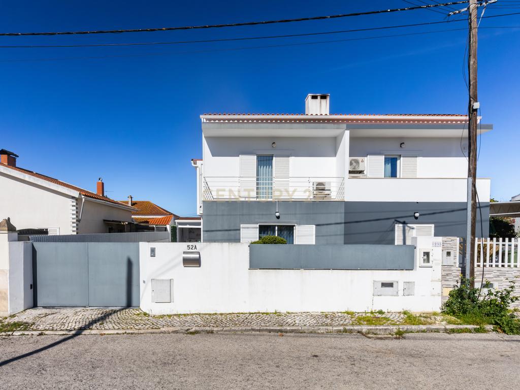 Moradia T4+1 Fernão Ferro, Redondos - Image 78