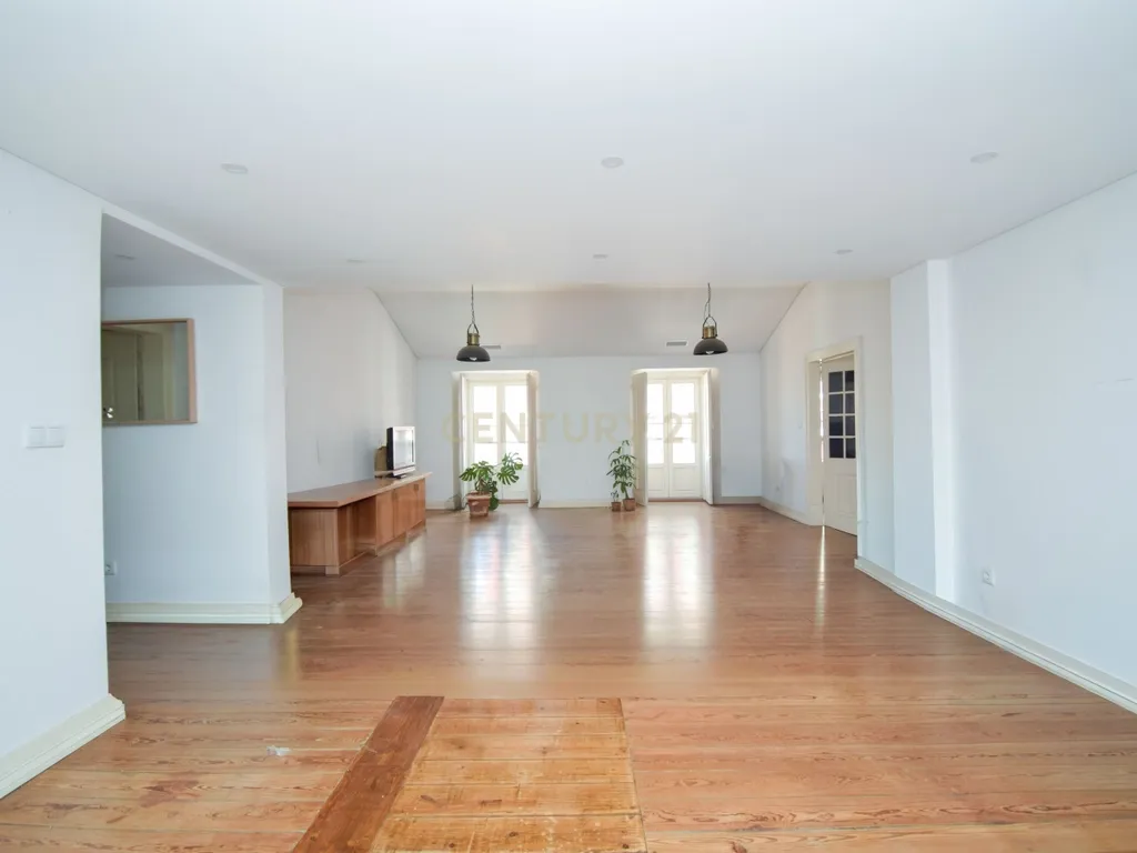 Apartamento T5 Duplex para Arrendamento em Alcântara (2.300€) - Image 2