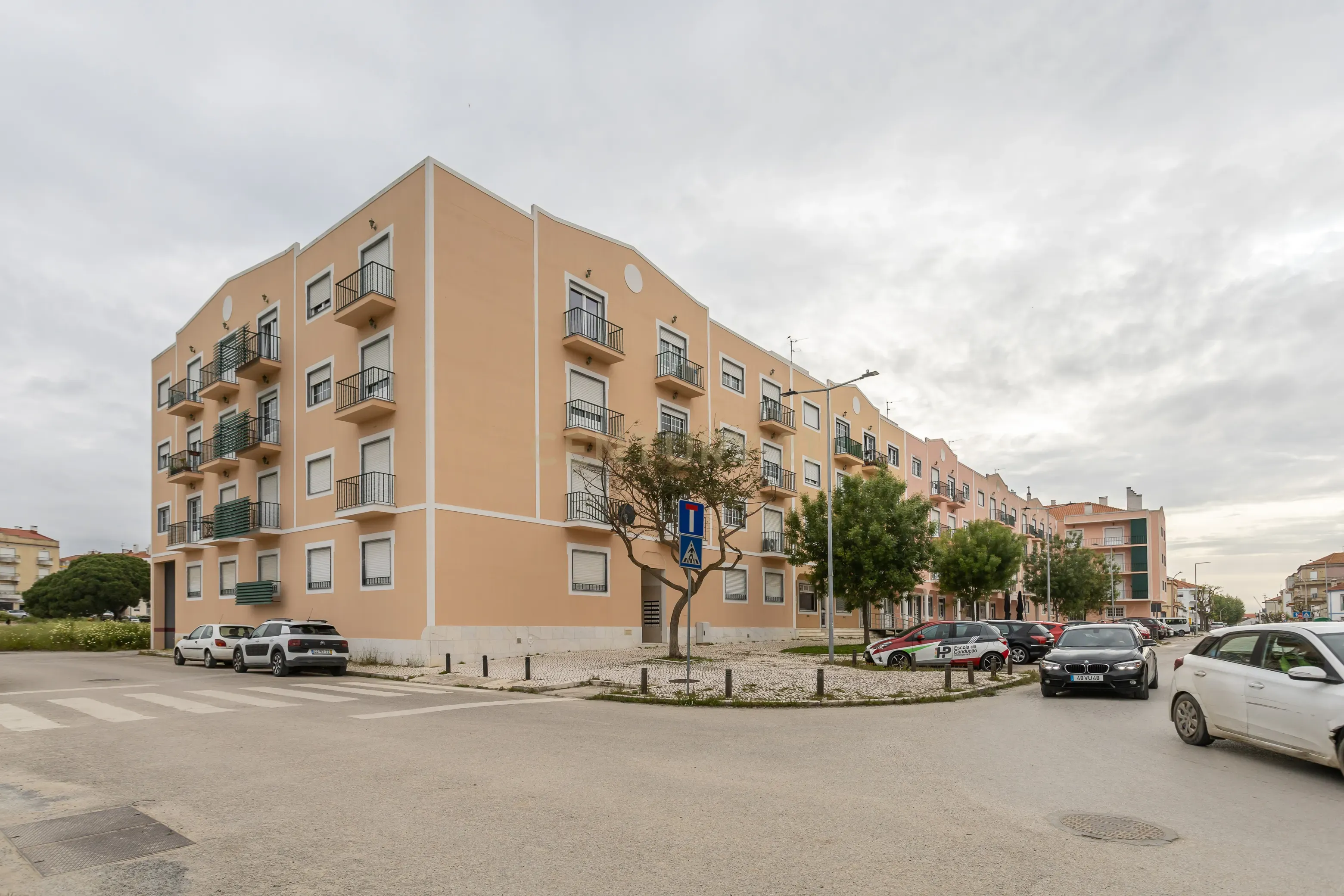 Apartamento T3 com Garagem e Boa Exposição Solar - Pinhal Novo - Image 1