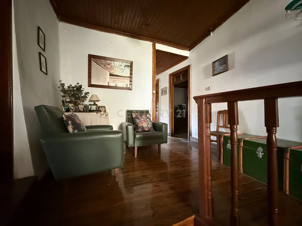 Casa T4 com Jardim e Adega em Vimioso - 53.000€ - Image 1