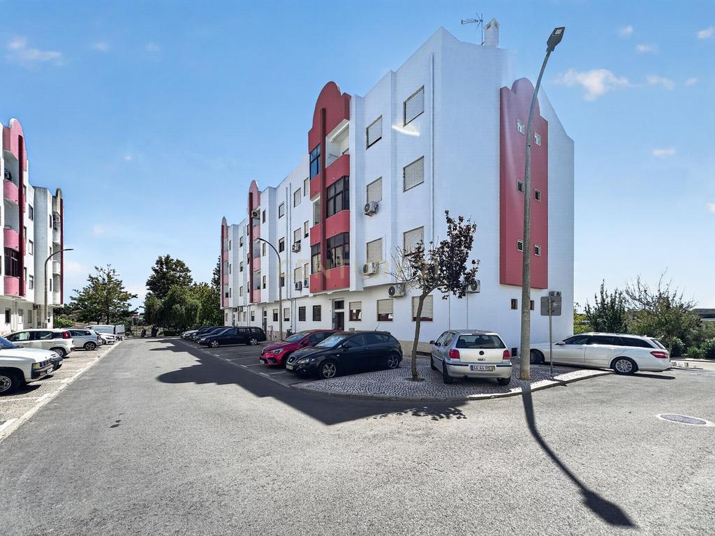 Apartamento T1 com duas frentes, excelentes áreas e arrecadação – Setúbal - Image 19