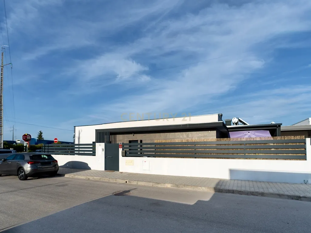 Moradia T3+1 Térrea de gaveto com Piscina, Domótica e Espaço Exterior | Fernão Ferro - Image 5