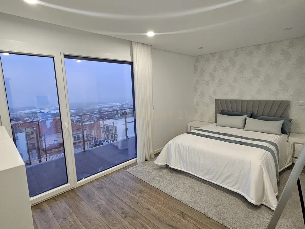 Moradia T4+1 de Luxo em Famões – Elegância, Conforto e Localização Premium - Image 10
