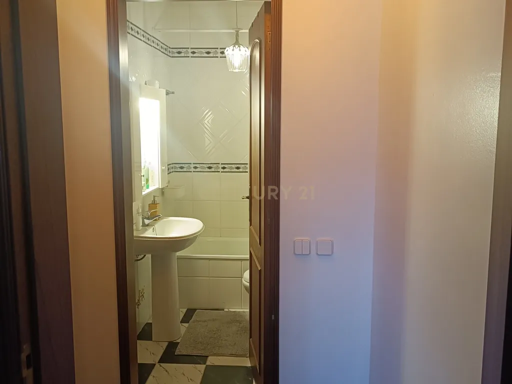 Apartamento T3 com 115 m² em Fazendas de Almeirim, concelho de Almeirim, distrito de Santarém. Apartamento localizado no 2. º andar de um edifício sem elevador. - Image 14