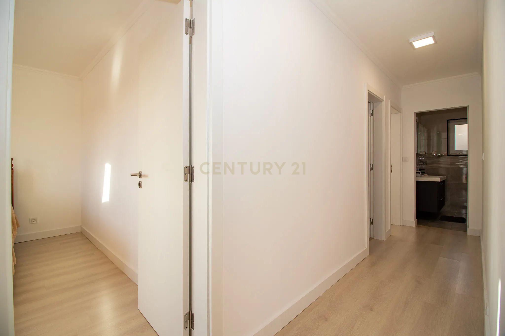 * T3 TOTALMENTE REMODELADO COM VISTA DESAFOGADA EM CANEÇAS * - Image 11