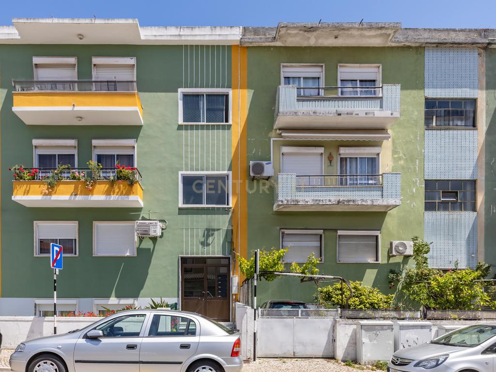 Apartamento T3 no Feijó com logradouro de 261 m2 - Image 4