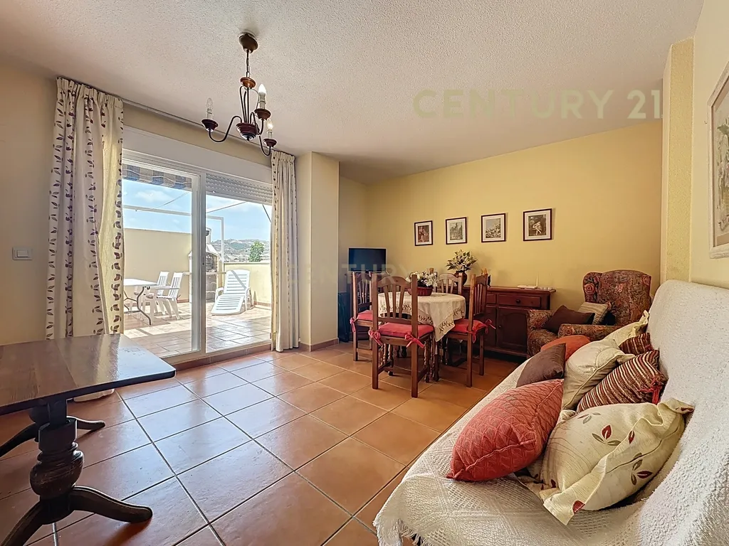 Apartamento de um quarto para arrendar em Torrox Costa com terraço e piscina - Image 2