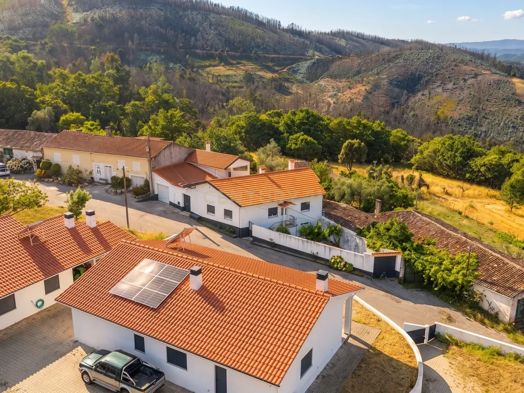 Moradia Renovada em Serpins, Lousã com 3 Casas de Banho - Image 1